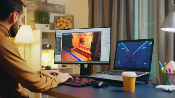 Desarrollador de juegos masculino escribiendo en el teclado — Foto de Stock