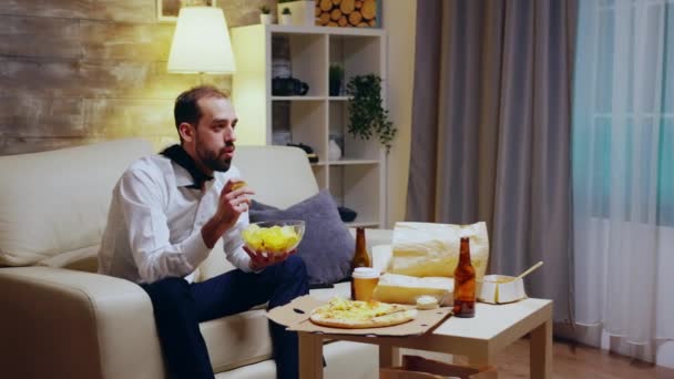 Empreendedor cansado e animado com gravata comer batatas fritas — Vídeo de Stock