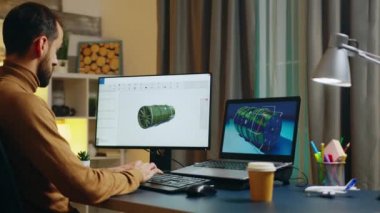 Evindeki yakışıklı mühendis yeni bir türbin geliştiriyor.