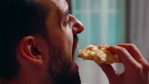 Close up of entrepreneur eating a slice of pizza — Stock Video