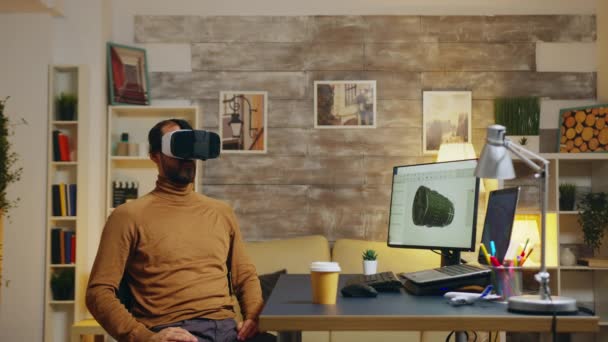 Werktuigbouwkundig ingenieur met virtual reality-headset — Stockvideo