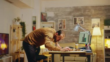 Sakallı mimar bir geliştirme projesi üzerinde çalışıyor.