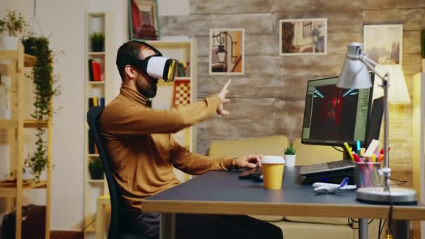 Desenvolvedor de jogos com headset de realidade virtual — Vídeo de Stock