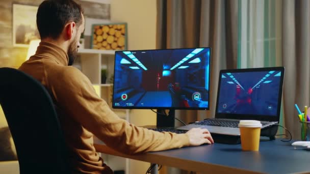 Инженер, играющий в компьютерные игры дома — стоковое видео