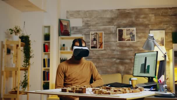 Young architect using virtual reality goggles — Αρχείο Βίντεο