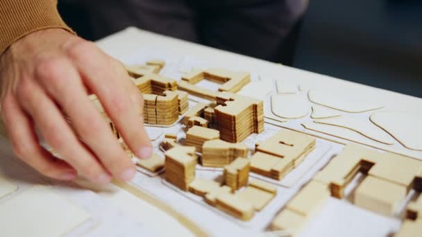 Κοντινό πλάνο του αρχιτέκτονα χέρι έλεγχο πόλη μοντέλο έννοια — Αρχείο Βίντεο