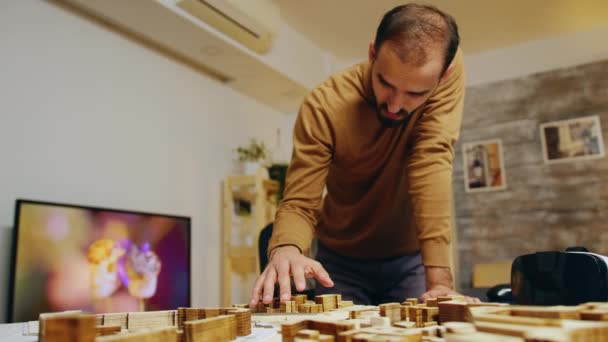 Creatieve architect in zijn thuiskantoor werkt aan een groot project — Stockvideo