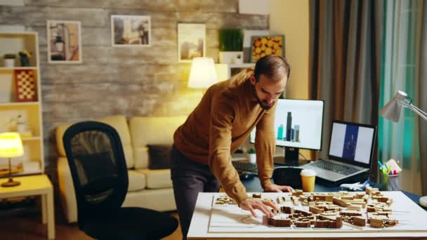 Arquitecto trabajando de noche en su oficina en casa — Vídeo de stock