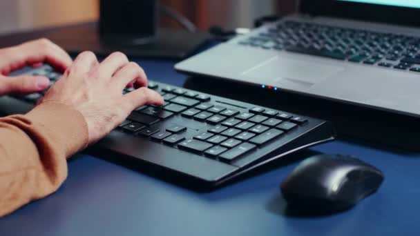 Primer plano de manos de ingeniero tecleando en el teclado — Vídeo de stock