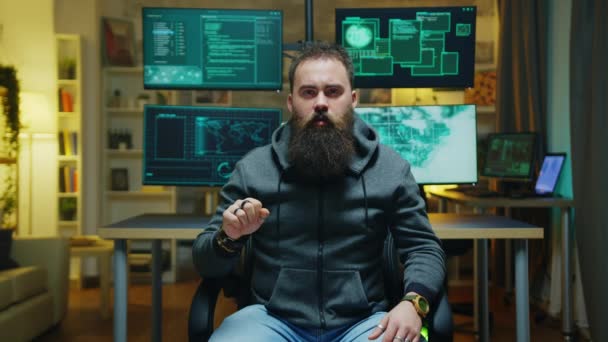 Hacker barbudo haciendo gestos de mano usando realidad aumentada — Vídeo de stock