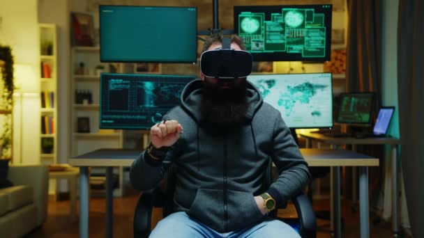 Hacker barbudo con gafas de realidad virtual — Vídeos de Stock