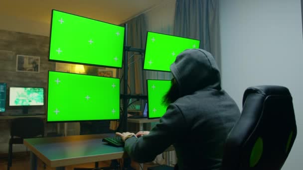 Hacker barbudo escondendo seu rosto usando um capuz . — Vídeo de Stock