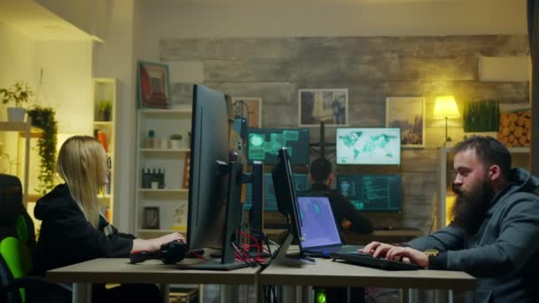 Pirate dangereux avec son équipe qui commet des cybercrimes 