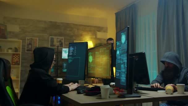 Equipe de criminosos cibernéticos comemorar depois de um hack bem sucedido — Vídeo de Stock