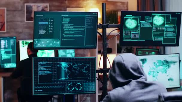 Equipe de hackers conversando sobre dark web — Vídeo de Stock