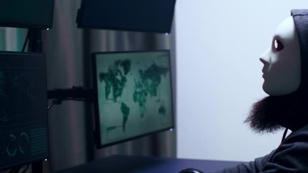 Tampilan samping penjahat cyber berbahaya dengan topeng putih — Stok Video
