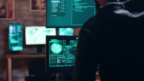 Вид ззаду хакера в темних капюшонах — стокове відео