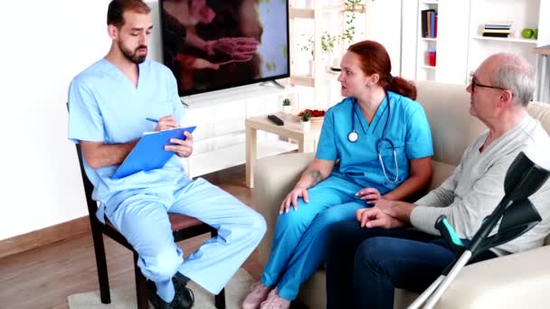 Due medici che parlano con il vecchio nella casa di riposo — Video Stock