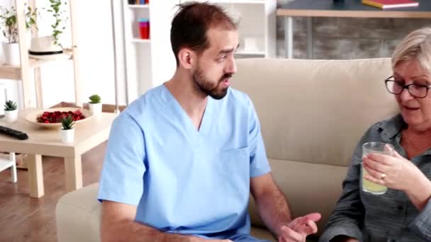 Idosos aposentados em casa de repouso com médico do sexo masculino — Vídeo de Stock