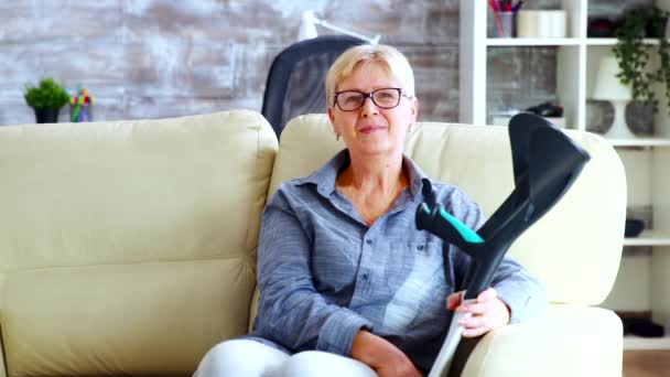 Vieille femme âgée en maison de retraite assise sur le canapé — Video