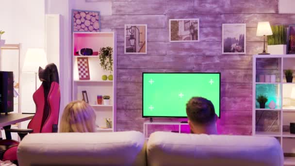 Молода пара насолоджується грою в онлайн ігри разом — стокове відео
