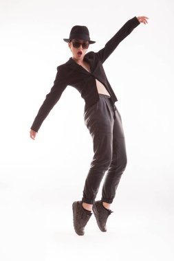 Stüdyoda Michael Jackson gibi poz veren manken beyaz arka plandan kameraya bakıyor.