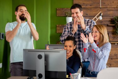 Ofisteki yaratıcı ekip mutlu. Şirket kurmak