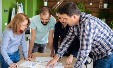 Samimi ofislerdeki iş adamları yeni projeden bahsediyorlar