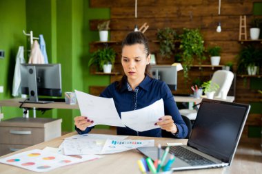 İş kadını avantajlı bir teklifi analiz ediyor. Şirket kurmak