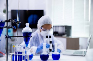 Test tüplerinde sigara içilen mavi çözeltiyi kapat