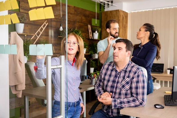 Equipo creativo de personas que analizan datos de un proyecto — Foto de Stock