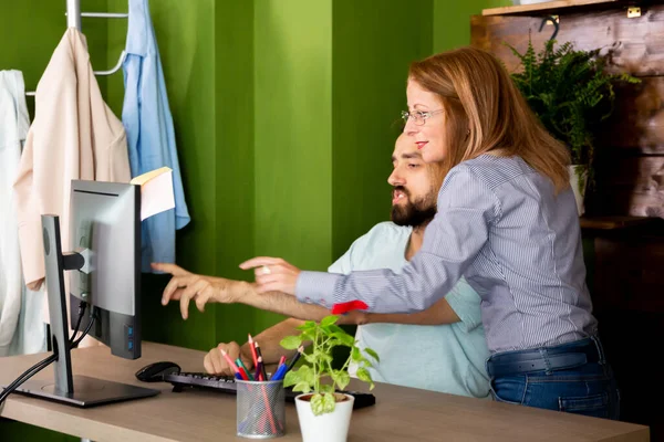 Zwei Mitarbeiter besprechen den Businessplan. Startup-Unternehmen — Stockfoto