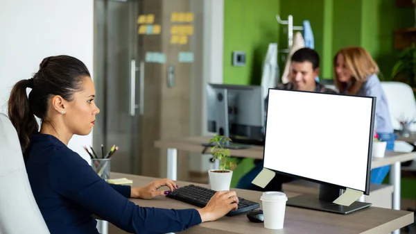 Hermosa mujer de negocios trabaja en la computadora. .. Empresa de puesta en marcha —  Fotos de Stock