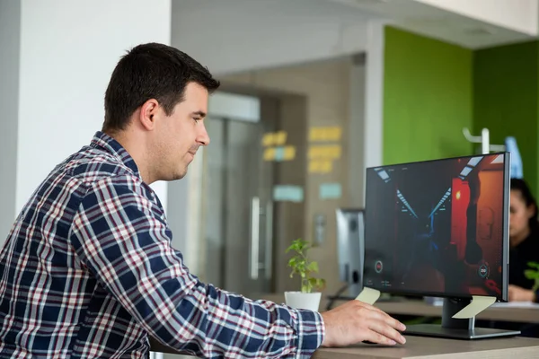 Homme jouant à des jeux vidéo pendant le programme — Photo