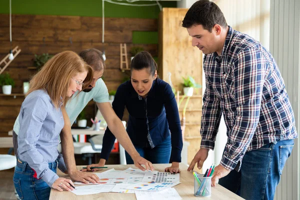 I dipendenti stanno sviluppando un nuovo progetto. Avviare un'impresa — Foto Stock