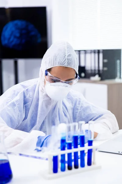 Volwaardige vrouwelijke chemicus schrijft iets op een laken — Stockfoto