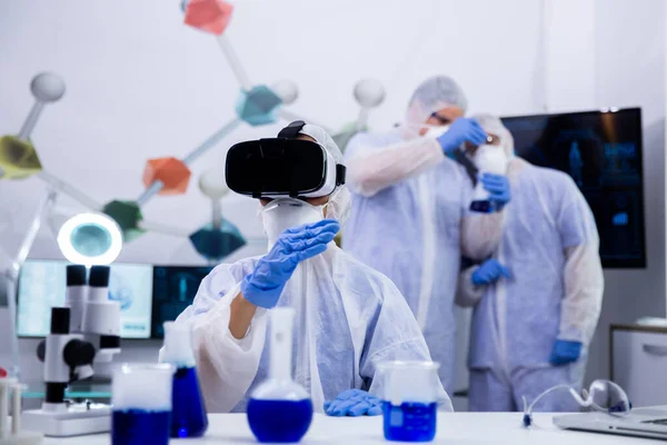 Женщины-учёные в современных лабораторных операциях в очках виртуальной реальности — стоковое фото