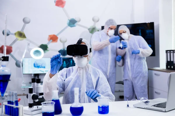 Científica usando gafas de realidad virtual simualtion para experimento químico — Foto de Stock