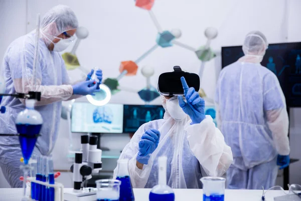 Femme scientifique pointant du doigt portant des lunettes de réalité virtuelle — Photo