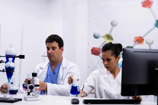 Team di ricercatori che indossano il cappotto in laboratorio di ricerca — Foto Stock