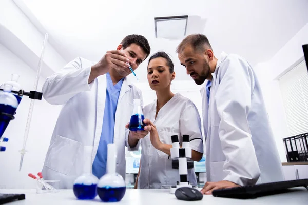 Equipo de investigadores en bata blanca teniendo una tormenta de ideas —  Fotos de Stock