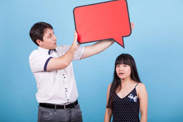 Geschokt aziatische vriendin terwijl vriendje houden leeg teken over haar hoofd — Stockfoto