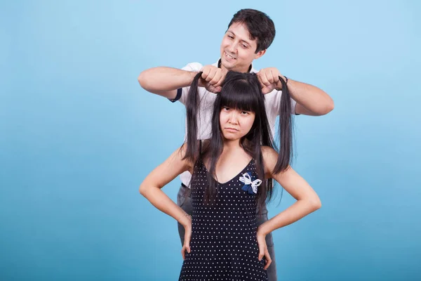 Irritado ásia menina enquanto namorado é puxando ela cabelo — Fotografia de Stock