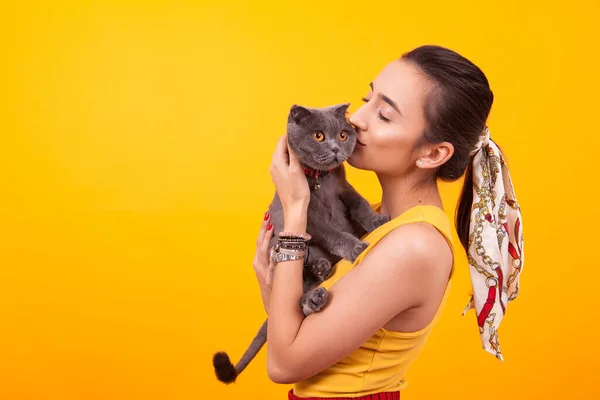 Bella ragazza che tiene e ama il suo gatto adorabile — Foto Stock