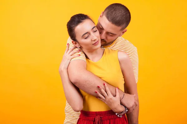 Fidanzata tenendo gli occhi chiusi mentre il fidanzato la abbraccia da dietro — Foto Stock