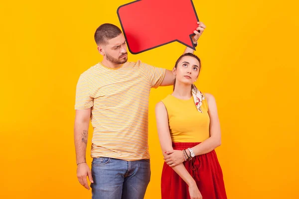 Vriend met bubble gedachte kijken naar vriendin en het houden van bubble gedachte — Stockfoto