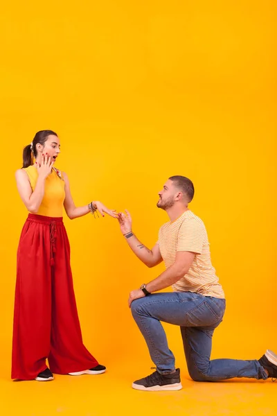 Scioccato fidanzata dopo il suo fidanzato propongono di sposarsi con lui — Foto Stock