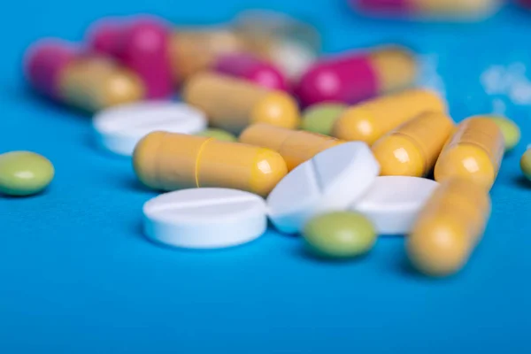 Close-up met veelkleurige pillen en capsules — Stockfoto