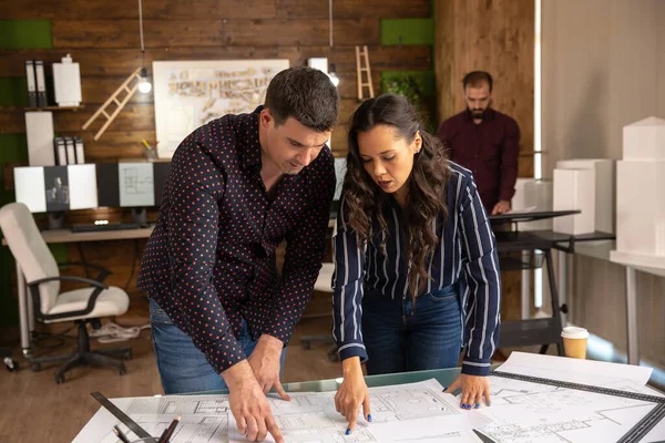 Dos arquitectos haciendo una lluvia de ideas en la oficina — Foto de Stock