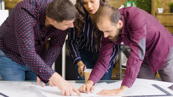 Reunión de la agencia creativa donde el equipo de arquitectos y diseñadores está hablando —  Fotos de Stock